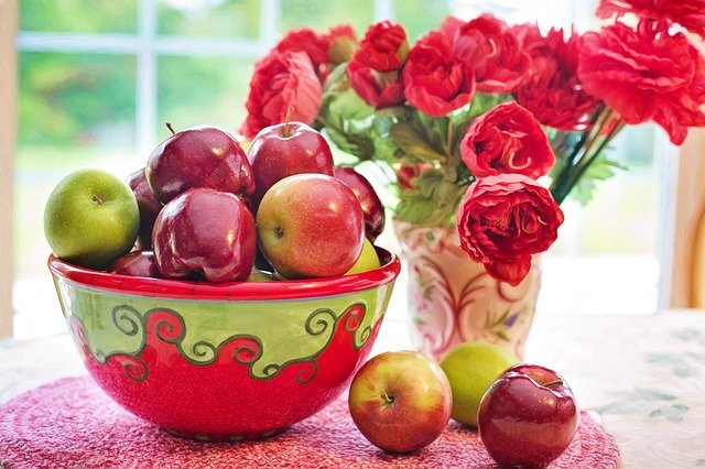 mísa červených jablek